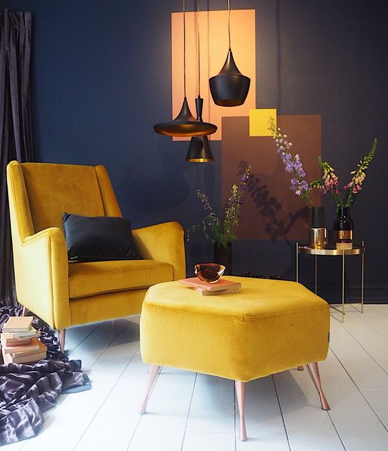 Fauteuil jaune moutarde deco bleu nuit 